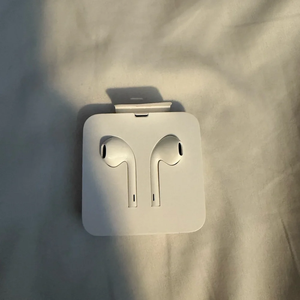 White Apple Wired Earbuds